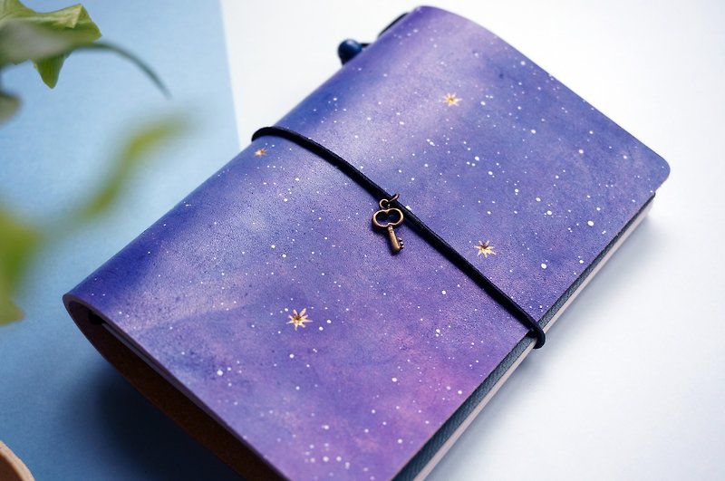 手染宇宙星空 極簡護照夾 護照套 手帳 筆記本 書衣 - 筆記本/手帳 - 真皮 紫色