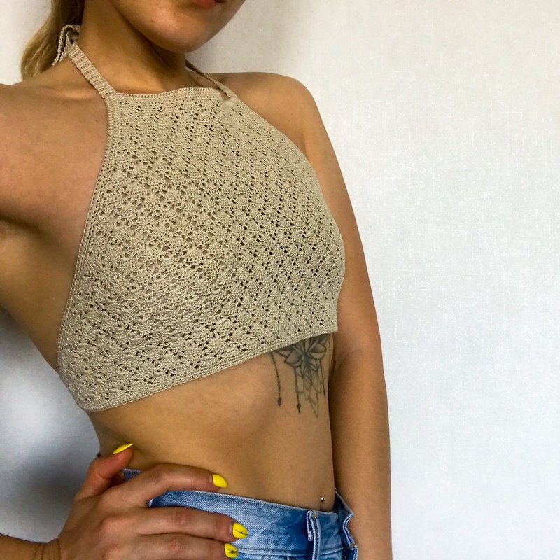 Crochet halter top for beach Beige crop top for summer 短版 - เสื้อผู้หญิง - ผ้าฝ้าย/ผ้าลินิน สีกากี