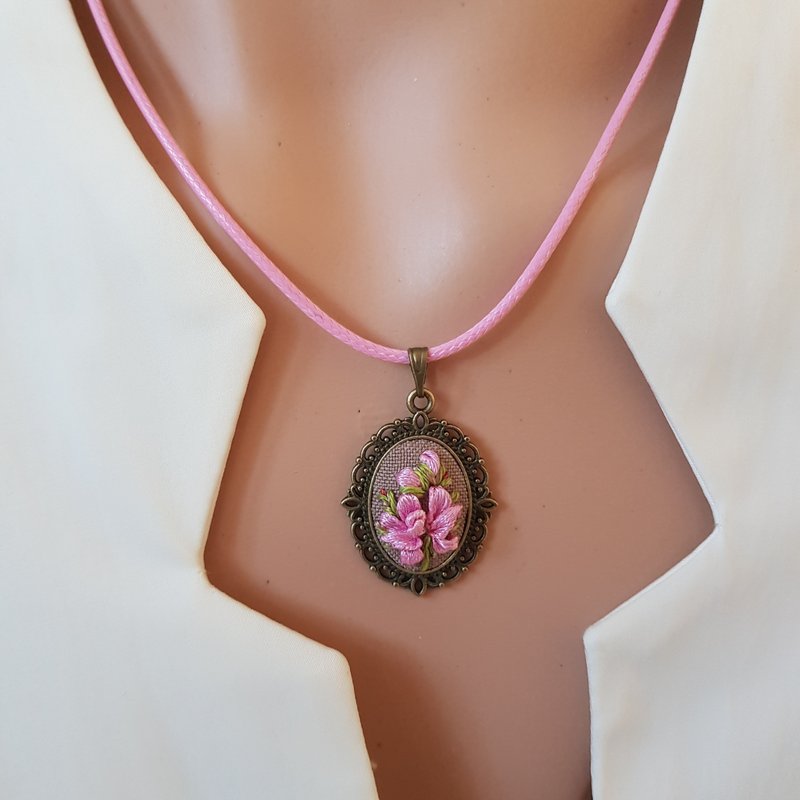 刺繡 珠寶 Ribbon embroidered pendant for her, handmade jewelry embroidery - 項鍊 - 絲．絹 粉紅色