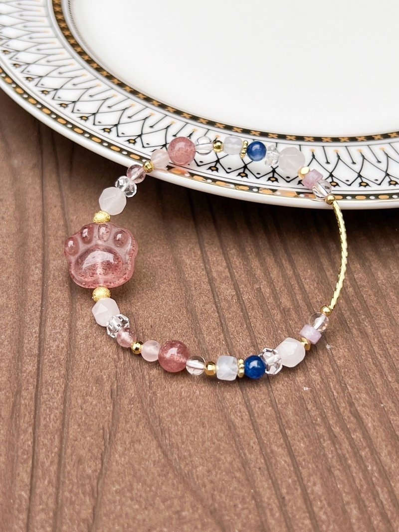 【猫の手も borrowりたい】Cat paw strawberry crystal bracelet - Bracelets - Crystal 