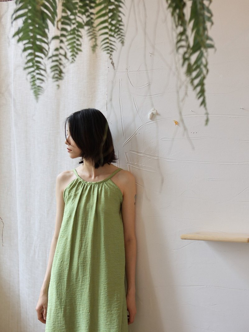 フレッシュグリーンのエメラルドジャカードの質感、細いショルダーストラップ、ハンギングネック、2枚のドレス、夏のクールなワンピースドレス - ワンピース - その他の化学繊維 グリーン