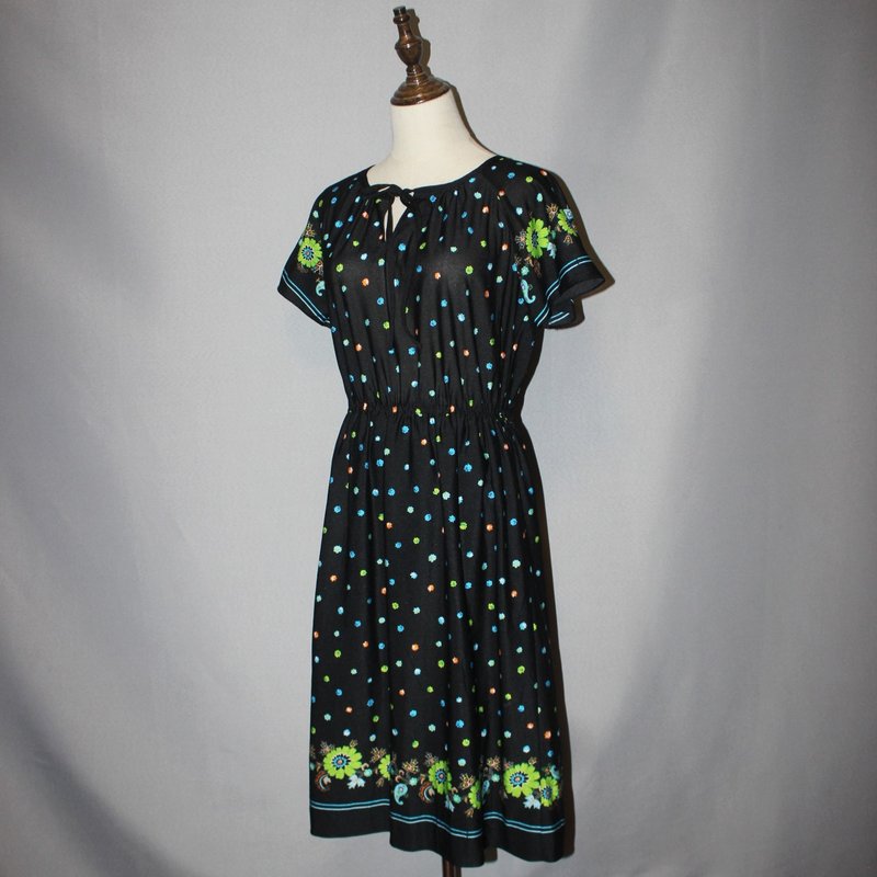 (Vintage Japanese vintage dress) black blossoming flowers short-sleeved dress F3578 - One Piece Dresses - Cotton & Hemp Black