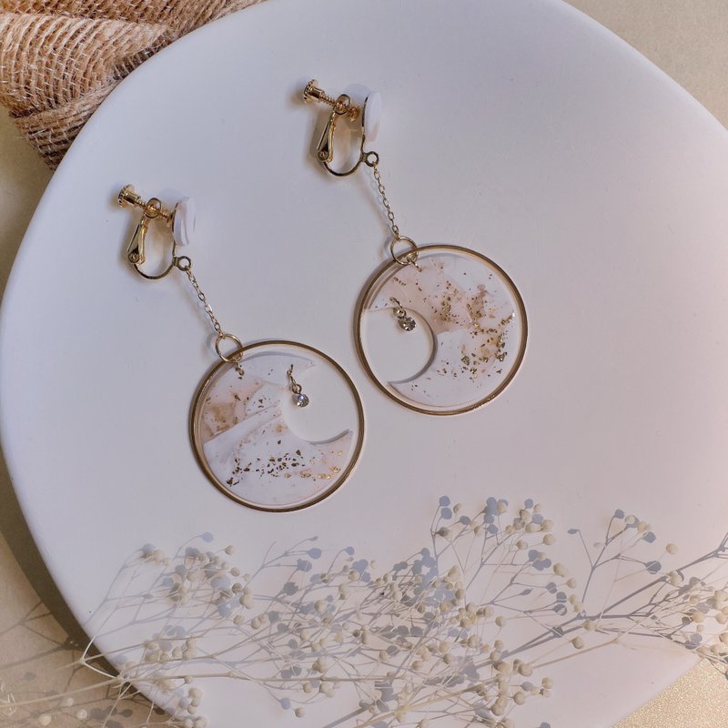 [Marble Day] Palm Moon Dangle Earrings Gold Leaf Moon Rhinestones - Earrings & Clip-ons - Clay White