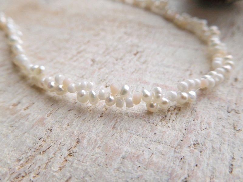 Slightly sweet mini pearl braided choker - สร้อยคอ - วัสดุอื่นๆ ขาว