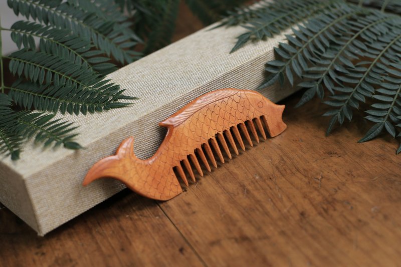 Yiranzhi wood carving | boxwood portable comb | swimming fish | only one piece - Makeup Brushes - Wood 