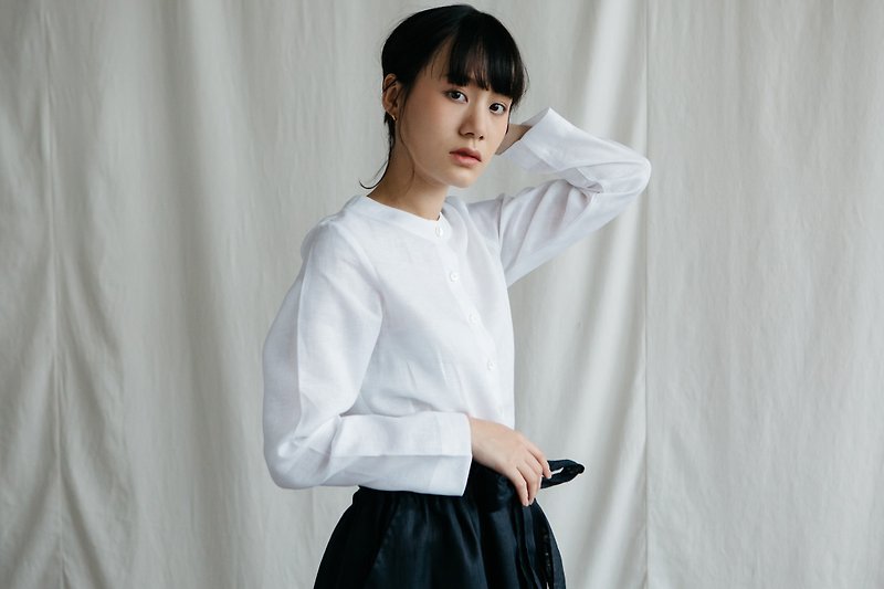 Long sleeves shirt with shell Buttons in White - 女上衣/長袖上衣 - 棉．麻 白色