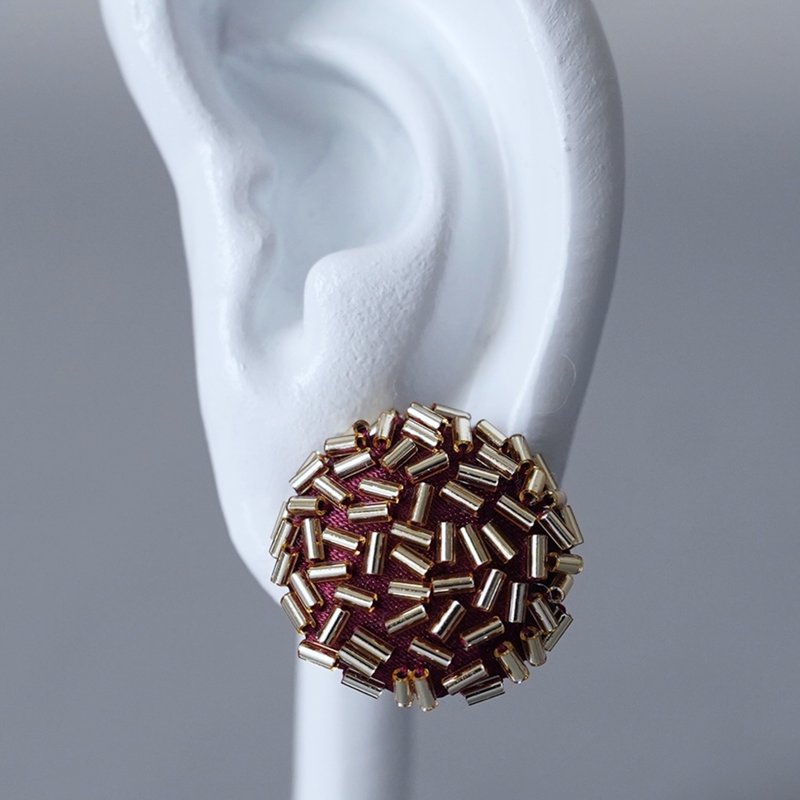 散落 耳針 No2 圓形 竹珠 刺繡 金色 酒紅 獨一無二 大尺寸 醫療級不鏽鋼 輕量 手繡 - 耳環/耳夾 - 玻璃 金色