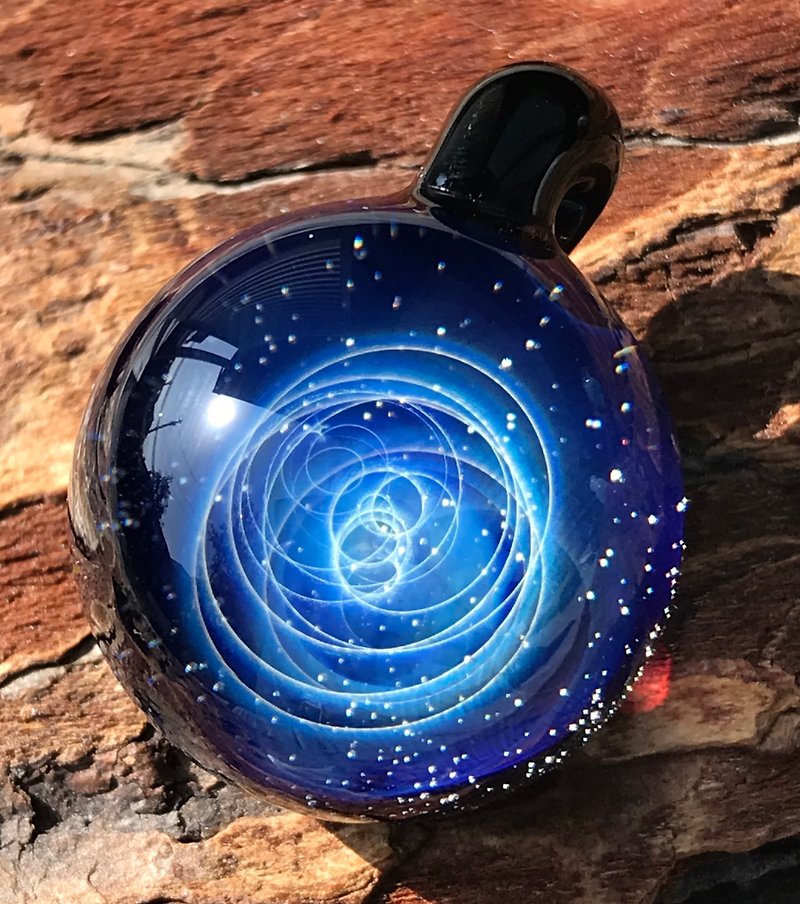 boroccus galaxy nebula blue three-dimensional pattern borosilicate glass pendant - สร้อยคอ - แก้ว สีน้ำเงิน