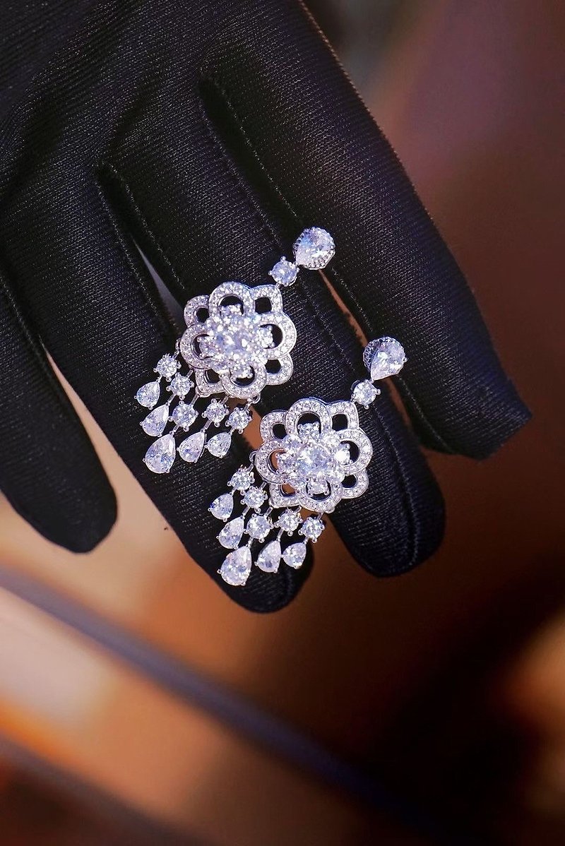 [Hong Kong and Macau Limited Edition] Elegant sterling silver earrings with dazzling diamonds and sparkling flowers, top-notch CZ Stone tassels - Earrings & Clip-ons - Sterling Silver 