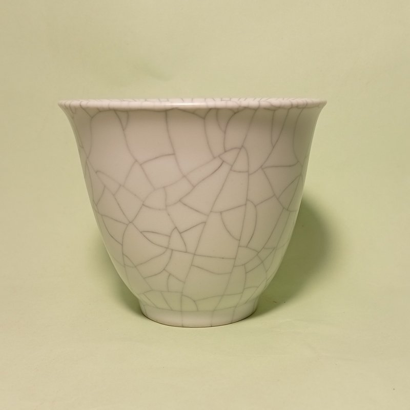 Moon-White Ru Kiln Grip Cup - ถ้วย - เครื่องลายคราม ขาว