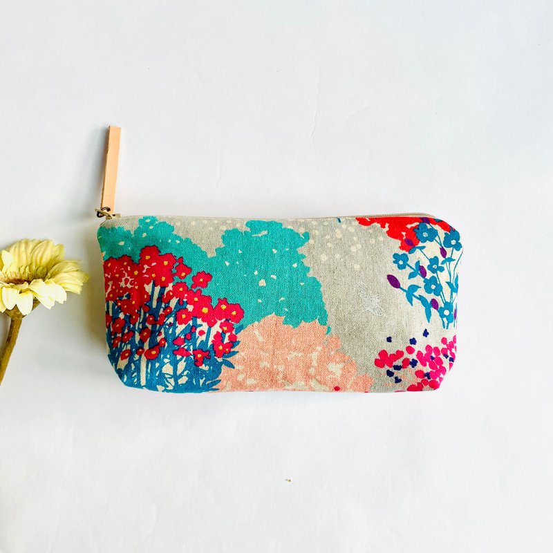 Brilliant flower storage bag. You can put your mobile phone as a pencil case. Inner pocket. Japanese design cloth - กระเป๋าเครื่องสำอาง - ผ้าฝ้าย/ผ้าลินิน สีแดง