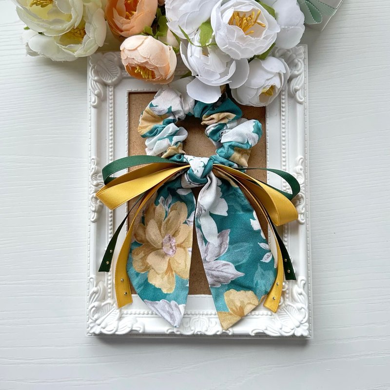 棉布長尾蝴蝶結髮圈大腸圈髮飾-綠底黃白花 - 髮夾/髮圈 - 其他材質 綠色