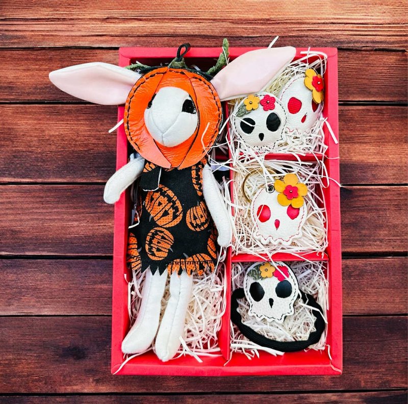 Halloween Gift Box — Special Value Set with Free White Bunny Plushie - 其他 - 真皮 白色