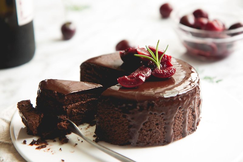 Red cherry chocolate cake - เค้กและของหวาน - กระดาษ สีนำ้ตาล