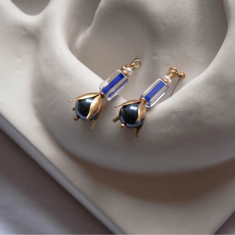 湛藍花瓣珍珠琉璃耳環 - 耳環/耳夾 - 琉璃 藍色