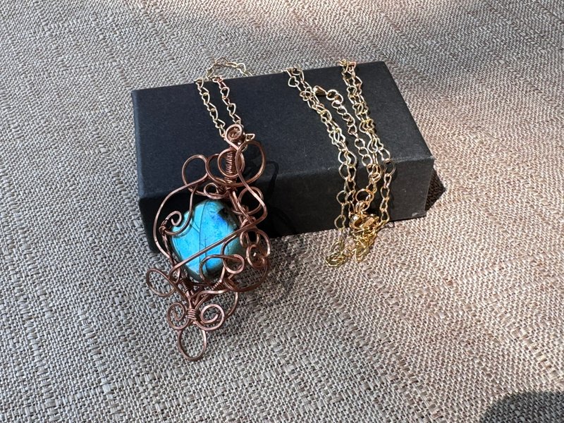 230627 wire wrapping labradorite copper Bronze winding pendant - Necklaces - Copper & Brass Blue