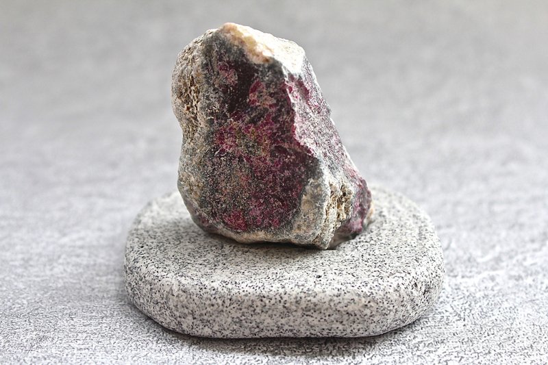 SHIZAIレッドコランダム石鉱石プラント-ベース付き - 置物 - 宝石 レッド