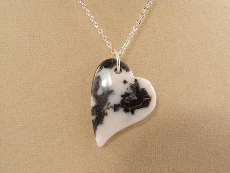 Agate Heart Pendant Necklace Black and White Stone Monochrome Necklace Jewelry - 項鍊 - 半寶石 黑色