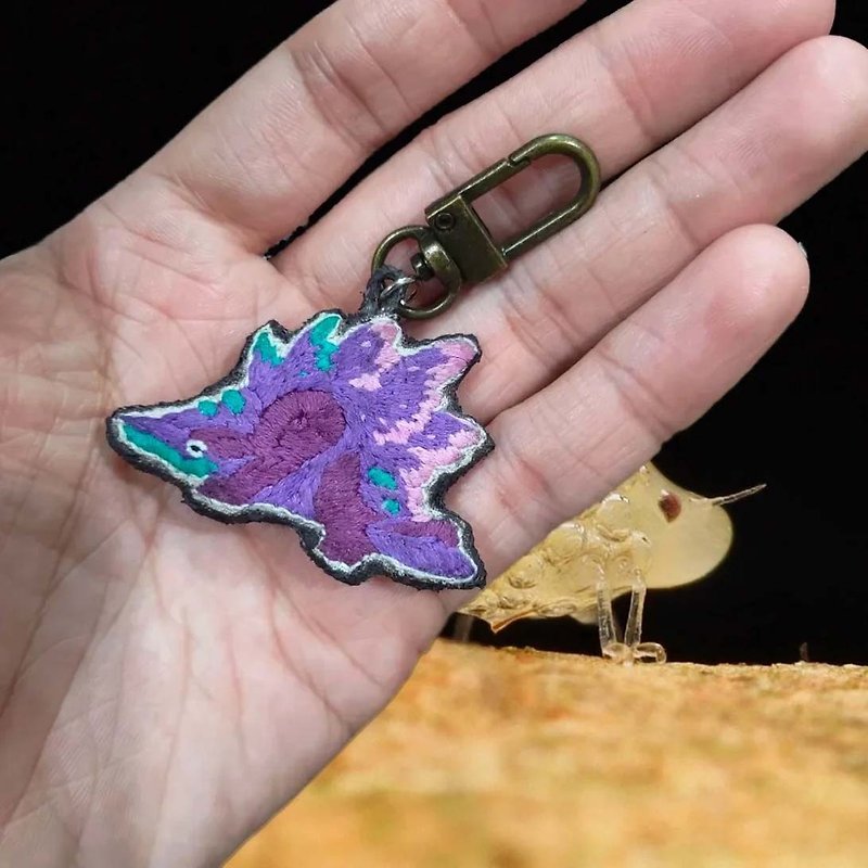 Little fantasy. Stegosaurus--eidolon petit a _stegosaurus #hand embroidery pin pendant - พวงกุญแจ - งานปัก สีม่วง