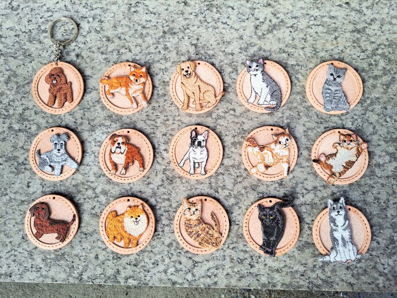 Exclusive and original handmade. Laser carving and hand burning. customized. Vegetable-tanned leather embroidered keychain. Cats and dogs - ที่ห้อยกุญแจ - หนังแท้ สีกากี