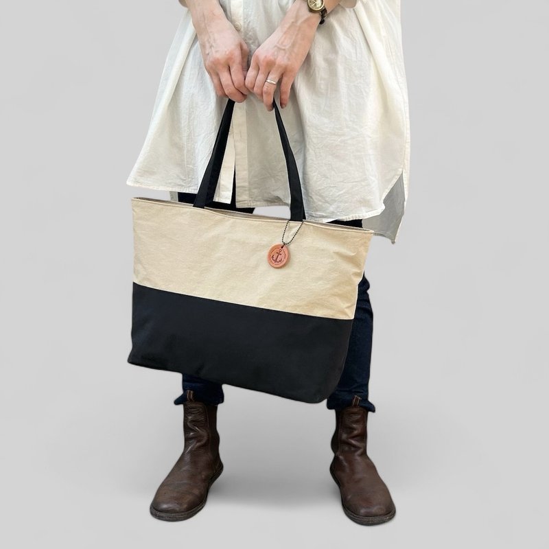 tsumiki Off-beige x Black KONBU Water-repellent nylon tote bag Made to order - กระเป๋าถือ - ไนลอน สีกากี