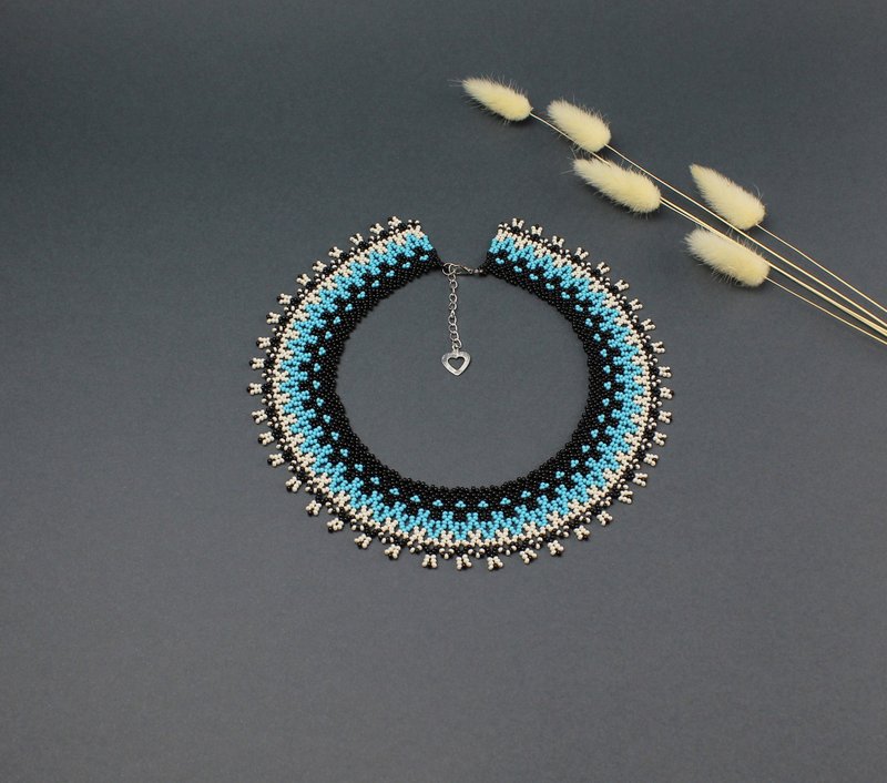Handmade bead bib necklace for woman - 項鍊 - 玻璃 黑色