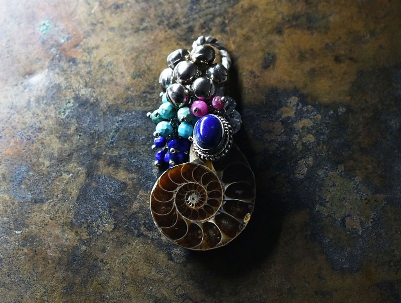 Ammonite and delicate Silver lapis lazuli decoration, bells and turquoise, lapis lazuli, Herkimer diamond and ruby ​​pendant top - สร้อยคอ - โลหะ สีเงิน