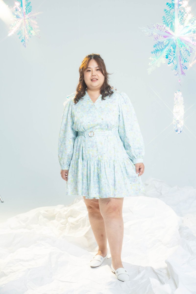 [Hokkaido Printing] Office workers V-neck lotus leaf skirt long-sleeved small dress Hegu color large size - One Piece Dresses - Cotton & Hemp Blue