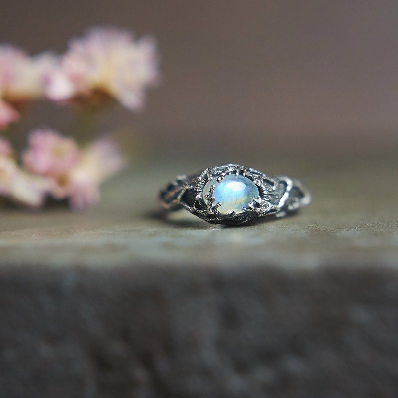 Tree Ring with Oval Rainbow Moonstone Cabochon - แหวนทั่วไป - เงินแท้ สีเงิน