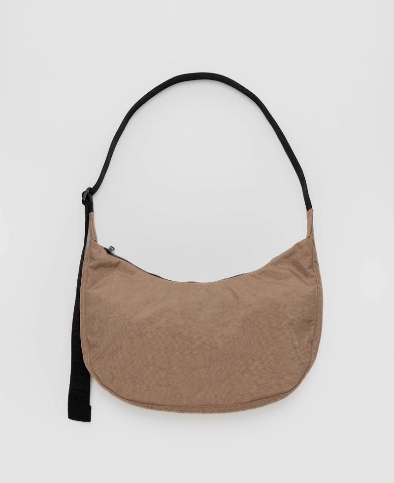 BAGGU - Recycled Nylon Crossbody Moon Bag - Medium - Cocoa - กระเป๋าแมสเซนเจอร์ - วัสดุกันนำ้ สีนำ้ตาล