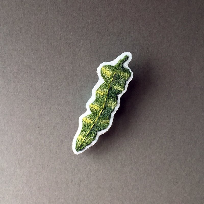 Mini hand-embroidered brooch/pin fern leaf - Brooches - Thread Green