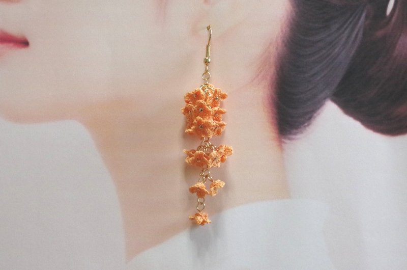 かぎ針編みの金木犀の枝垂れピアス - 耳環/耳夾/耳骨夾 - 棉．麻 橘色