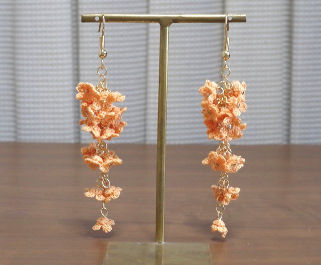 かぎ針編みの金木犀の枝垂れピアス - ショップ アトリエ梔子荘