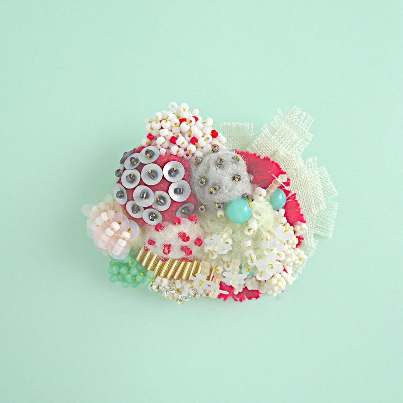 hanmmmo brooch Lsize - เข็มกลัด - งานปัก สีแดง