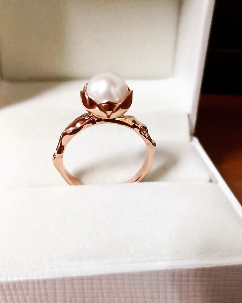 Smiling Flower Pearl Ring- Rose Gold - แหวนทั่วไป - กระดาษ สึชมพู