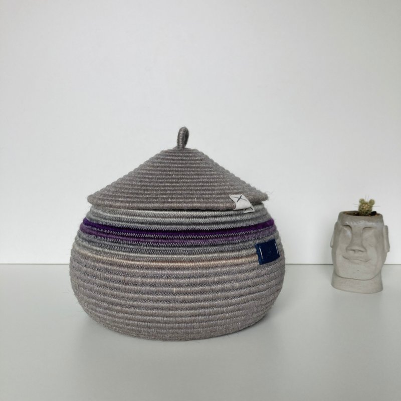 Grey jute storage basket with lid 20 cm x 18.5 cm - กล่องเก็บของ - ผ้าฝ้าย/ผ้าลินิน สีเทา