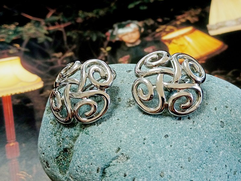 vintage jewelry  古董夾式耳環  奇異徽章 - 耳環/耳夾/耳骨夾 - 其他金屬 