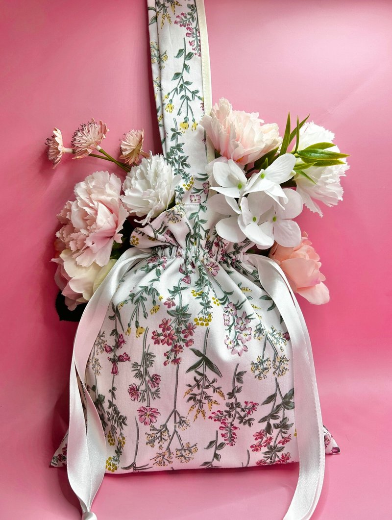 [LisS is] Portable small bundle pocket tote bag clutch bag - pink makeup white garden - กระเป๋าถือ - เส้นใยสังเคราะห์ ขาว