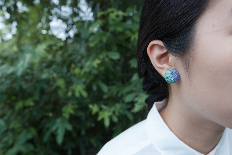 手工刺繡耳環・晶石裡的森林 - 耳環/耳夾 - 繡線 藍色