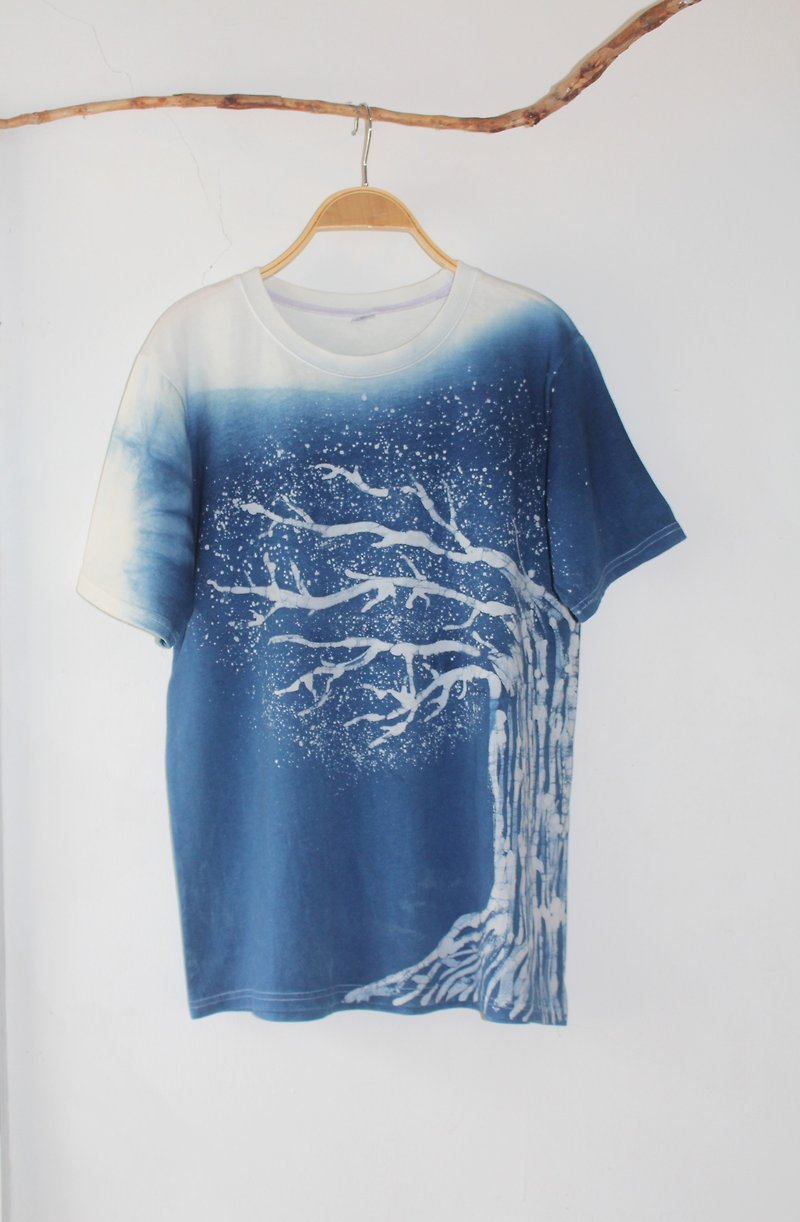 Free dyeing isvara handmade blue dyed symbiosis series tree cotton T-shirt - เสื้อฮู้ด - ผ้าฝ้าย/ผ้าลินิน สีน้ำเงิน