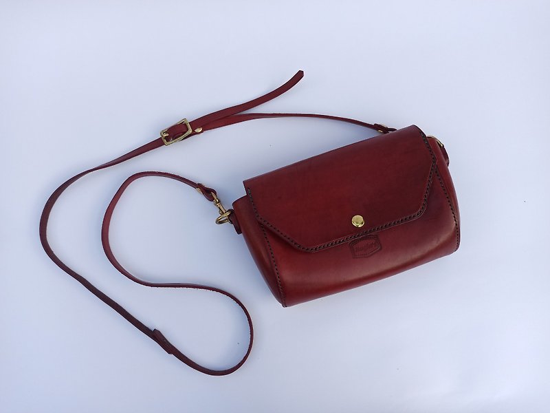 Hugins Fujin Leather • Elegant Curved Shoulder Bag Carry-on Vegetable Tanned Leather Side Back Shoulder Bag - กระเป๋าแมสเซนเจอร์ - หนังแท้ สีแดง