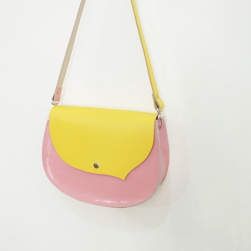 Small breeze to the right to play leather + sheepskin side of the back saddle bag can be ordered oblique strap only a bright yellow + sweet powder - Messenger Bags & Sling Bags - Genuine Leather Pink