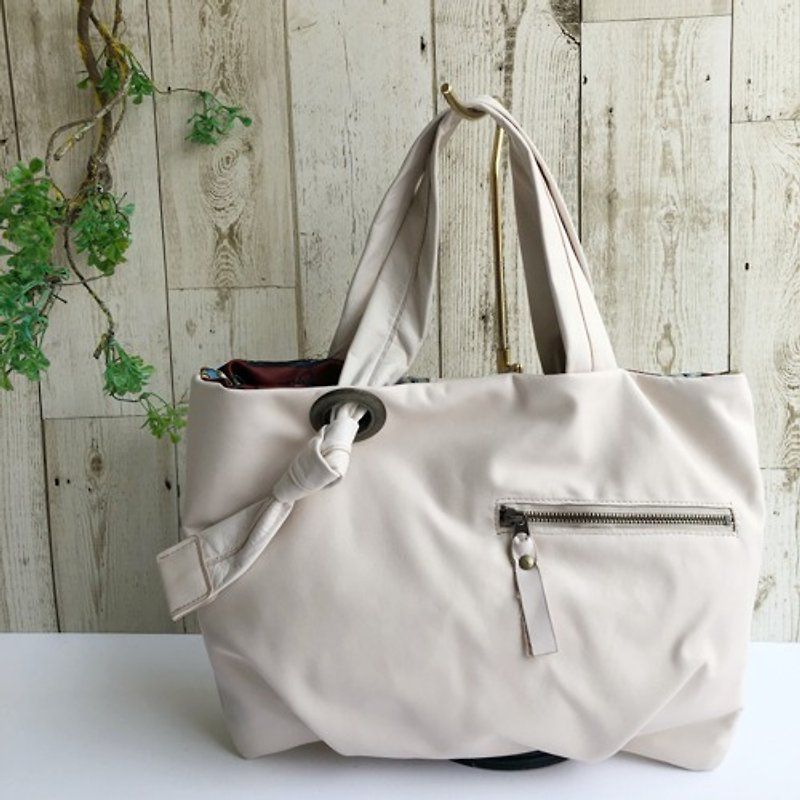 Horse leather soft and light tote bag off-white - กระเป๋าถือ - หนังแท้ ขาว