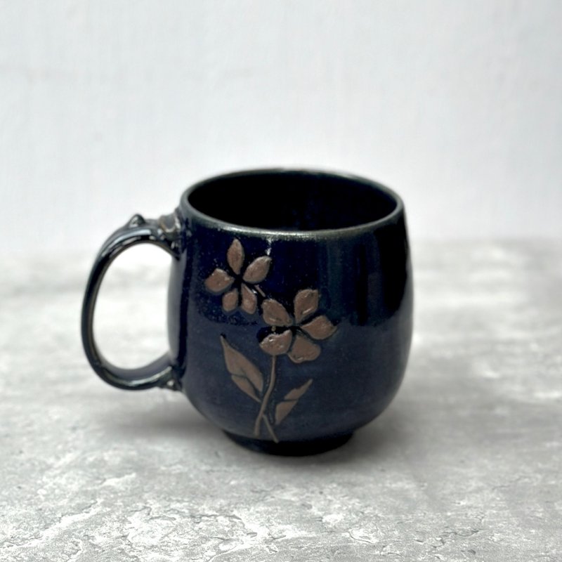泥繪深藍釉陶杯 - 咖啡杯/馬克杯 - 陶 藍色