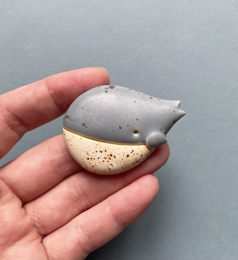 Whale Pin Brooch. Ceramic Jewelry - 胸針/心口針 - 陶 灰色