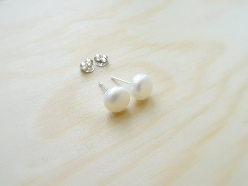 White Button Round Freshwater Pearl 8mm Sterling Silver Stud Earrings - ต่างหู - ไข่มุก ขาว