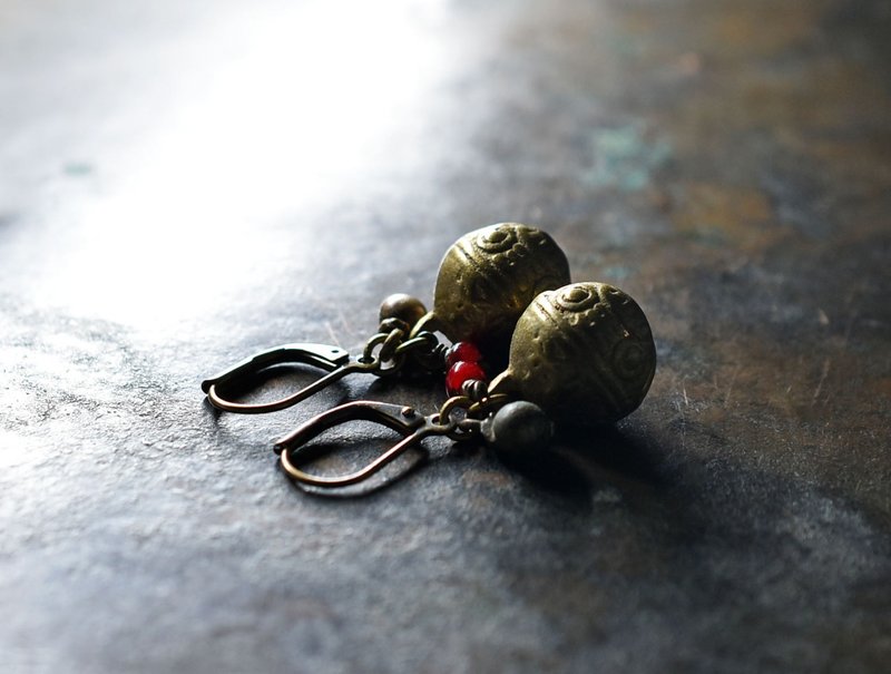 Deadstock bells and ethnic bells, deep red and white hearts earrings - Earrings & Clip-ons - Other Metals Gold