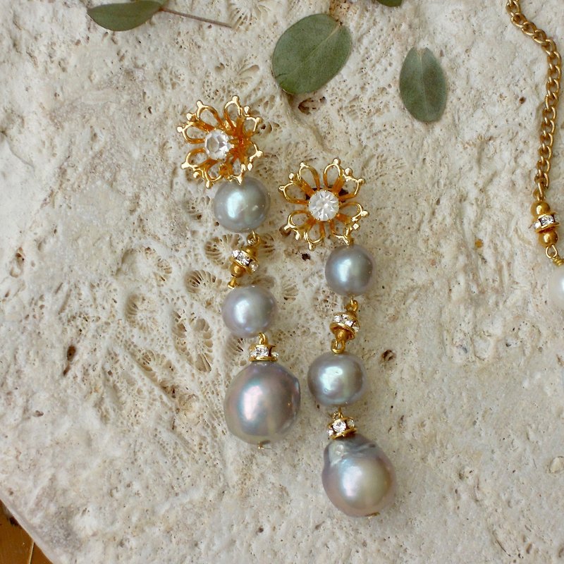 Flowers & Grey Pearls & Long Drop Earrings - ต่างหู - วัสดุอื่นๆ สีเทา