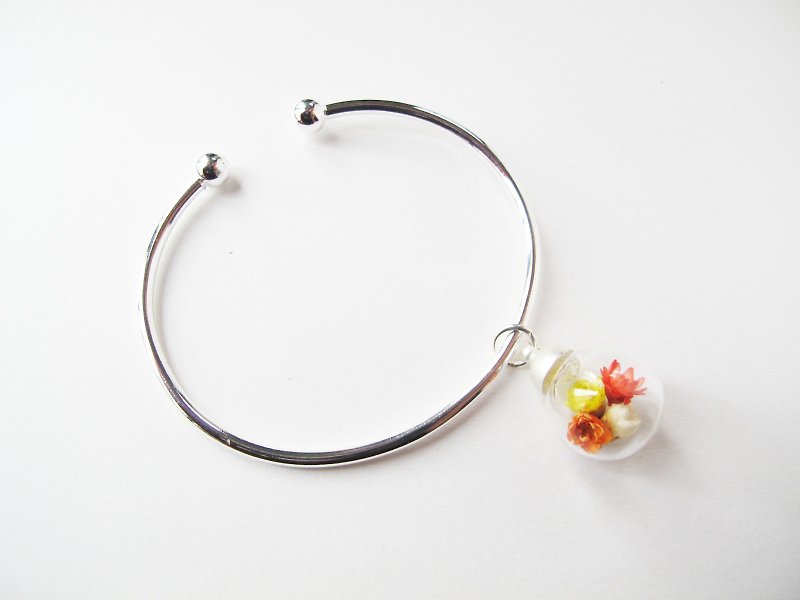 * Rosy Garden * Orange and yellow dried Daisies inisde glass ball on a sterling silver bangle - Bracelets - Glass Yellow