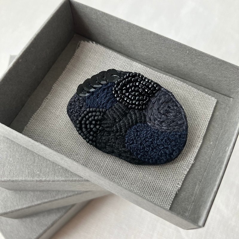 Brooch/hand embroidery/2024 black 005/boxed 1 item - เข็มกลัด - ผ้าฝ้าย/ผ้าลินิน สีดำ